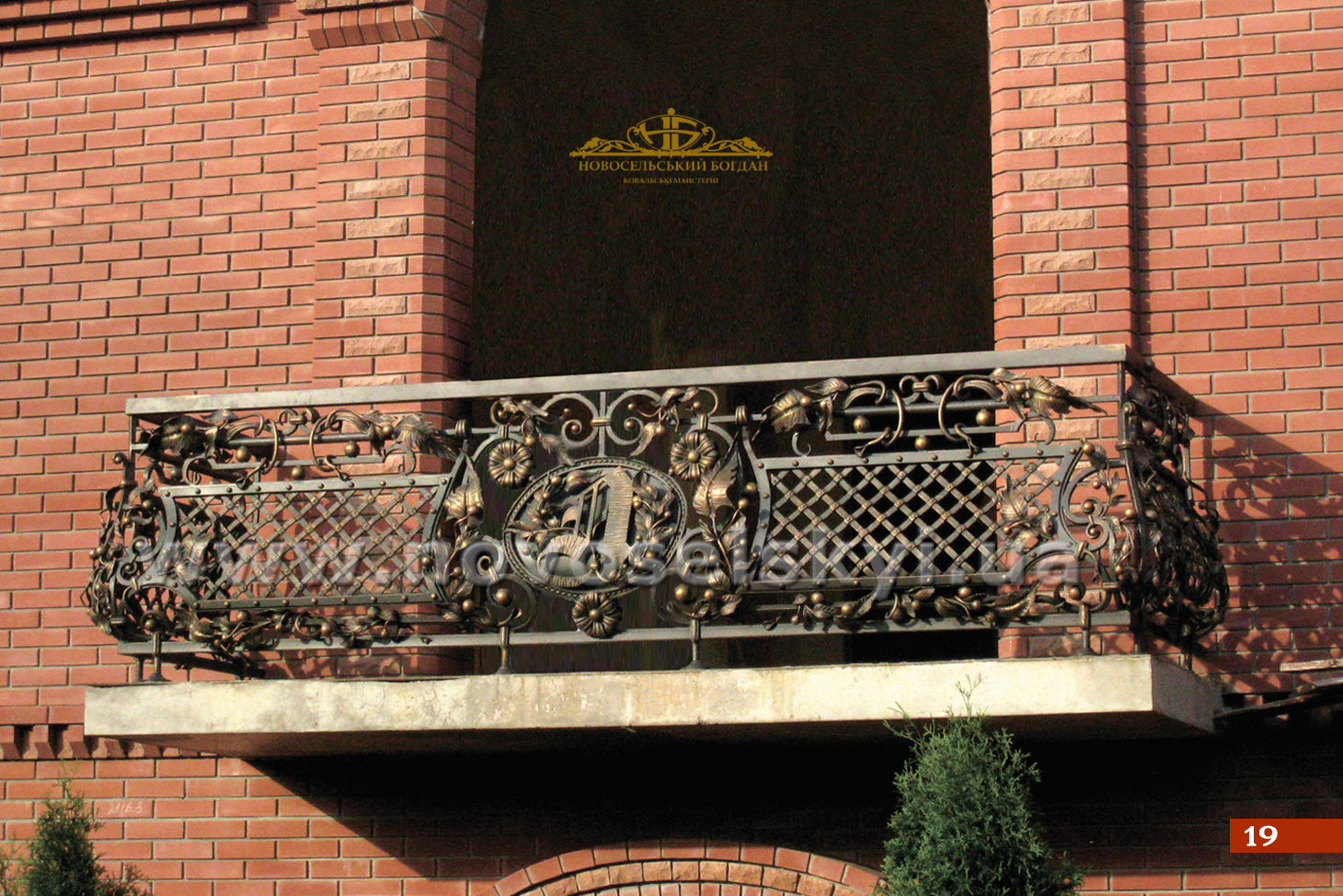 Кований балкон з решіткою